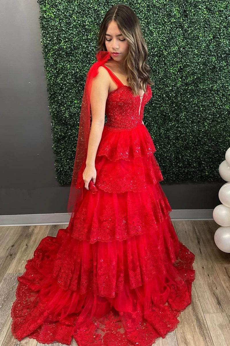 Robe de bal longue en tulle bleu clair avec bretelles à nouer et volants en dentelle à plusieurs niveaux