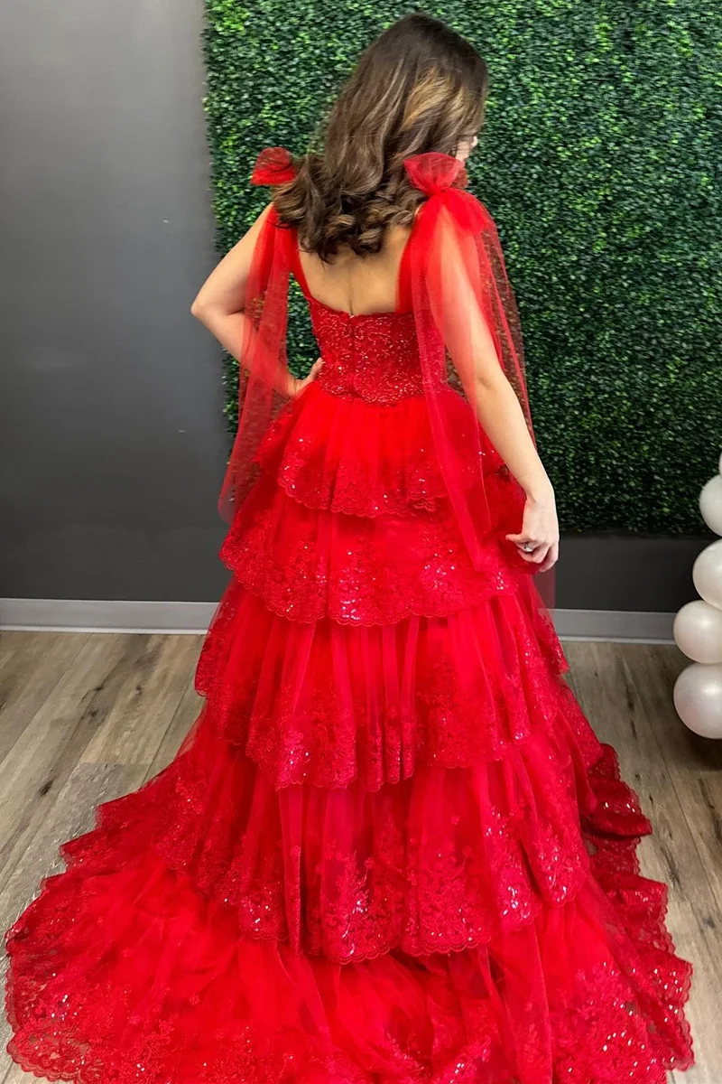 Robe de bal longue en tulle bleu clair avec bretelles à nouer et volants en dentelle à plusieurs niveaux