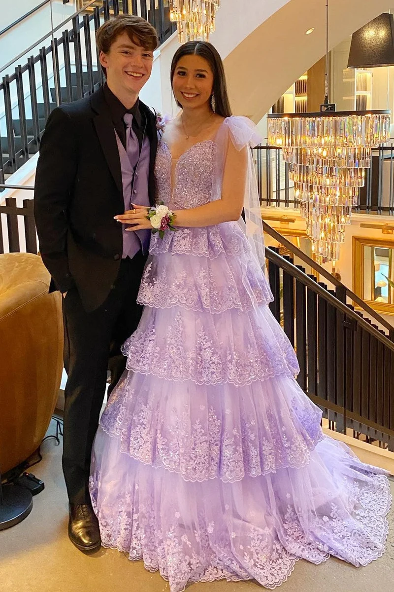 Robe de bal longue en tulle bleu clair avec bretelles à nouer et volants en dentelle à plusieurs niveaux