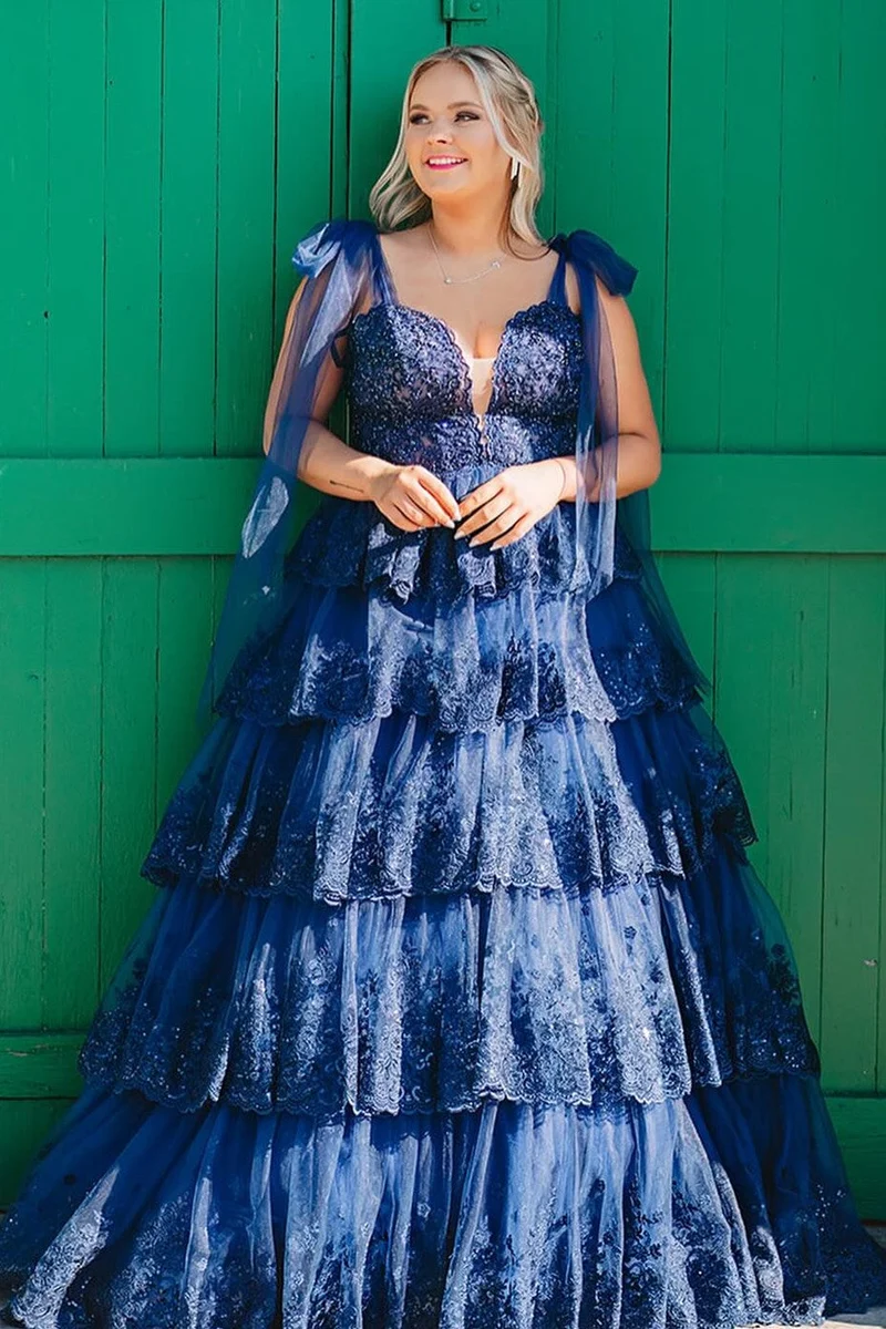 Robe de bal longue en tulle bleu clair avec bretelles à nouer et volants en dentelle à plusieurs niveaux