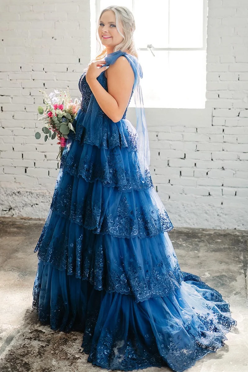Robe de bal longue en tulle bleu clair avec bretelles à nouer et volants en dentelle à plusieurs niveaux