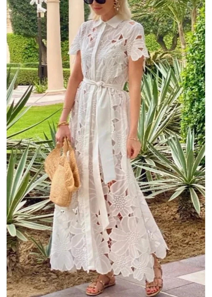 Robe élégante blanche broderie