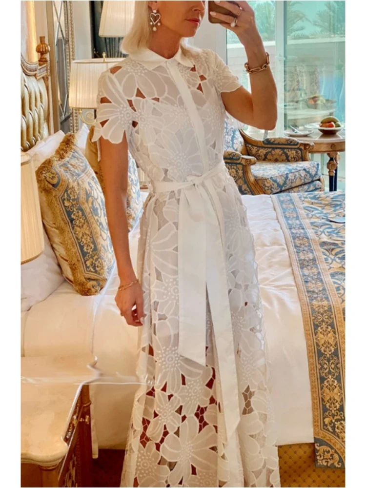 Robe élégante blanche broderie
