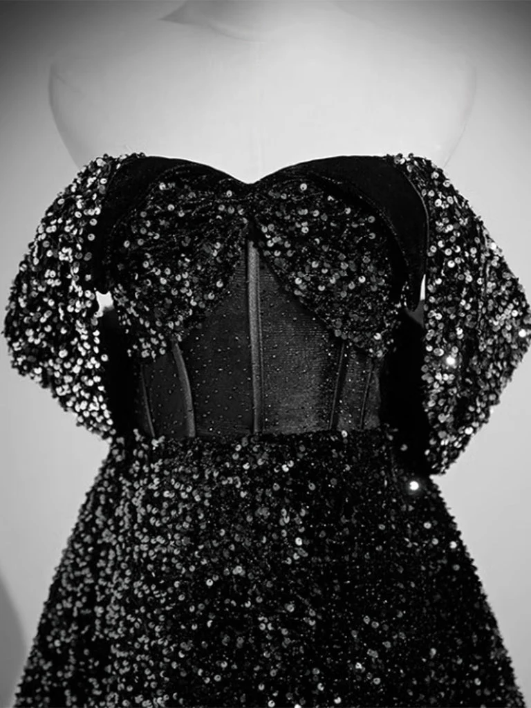 Robe de bal trapèze noire à épaules dénudées et paillettes