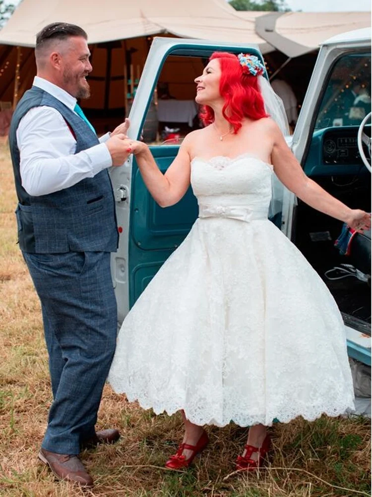 Robe de mariée sans bretelles en dentelle à cercle complet longueur mollet