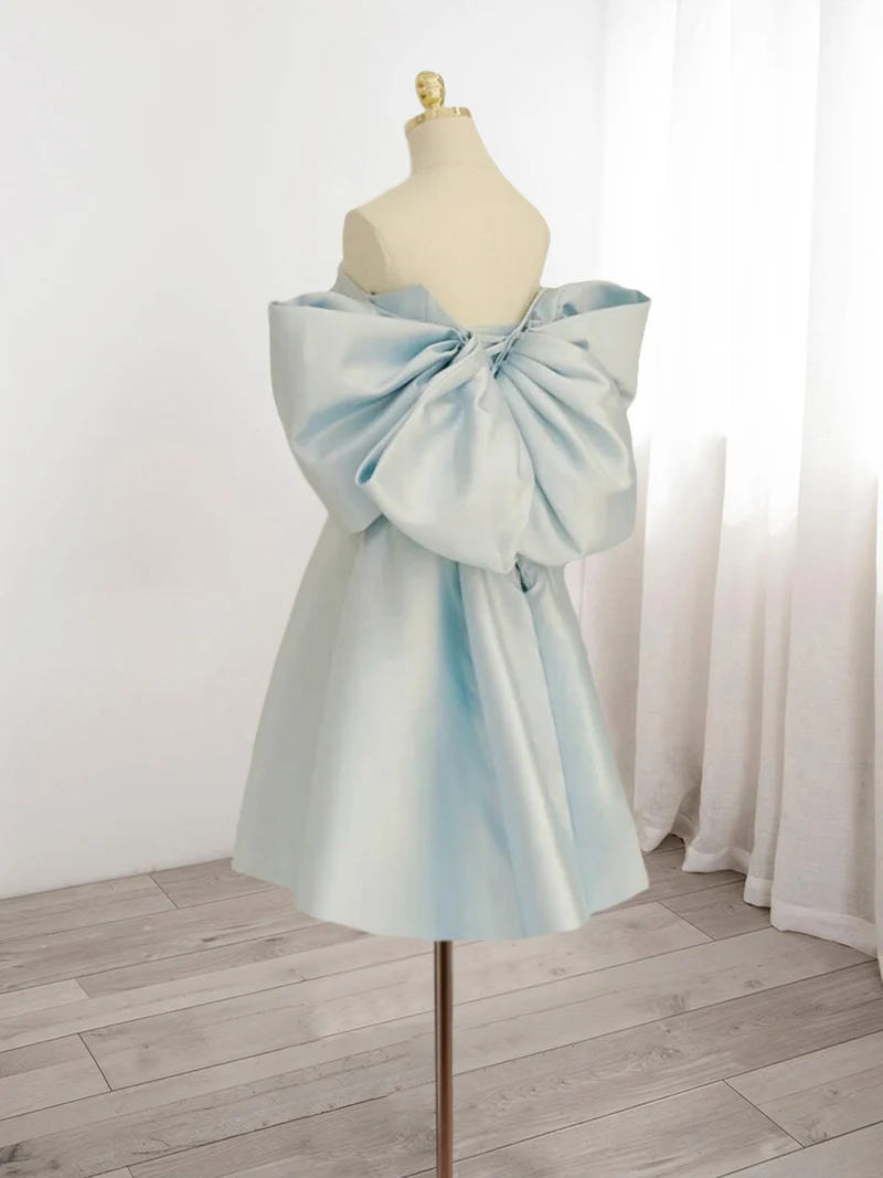 Robe de soirée trapèze en satin bleu clair sans bretelles avec nœud