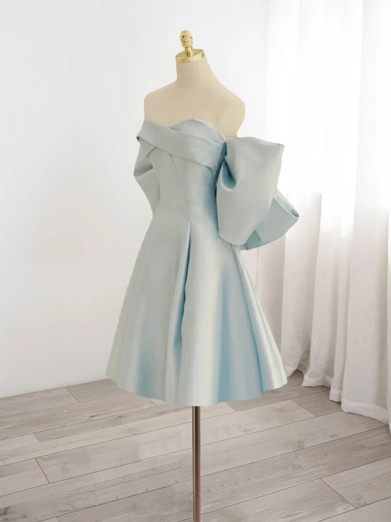 Robe de soirée trapèze en satin bleu clair sans bretelles avec nœud