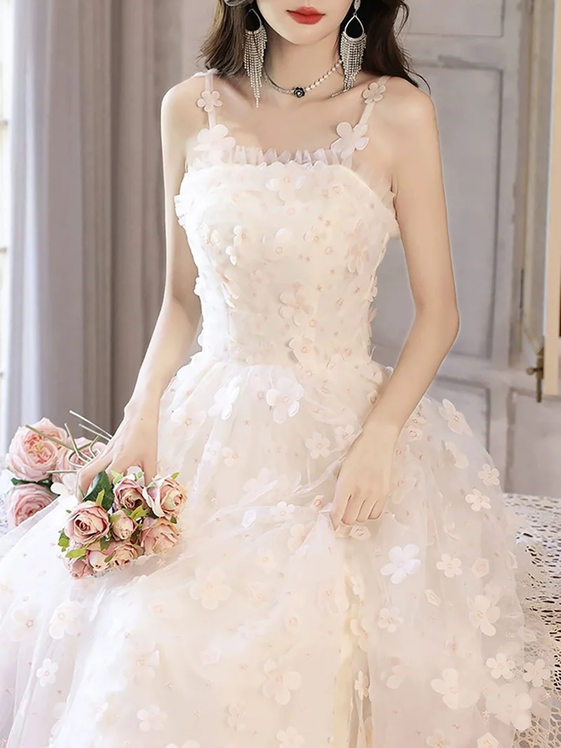 Robe de mariée trapèze à fleurs blanches douces