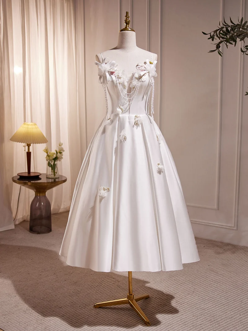 Robe de bal blanche longueur thé à bretelles spaghetti