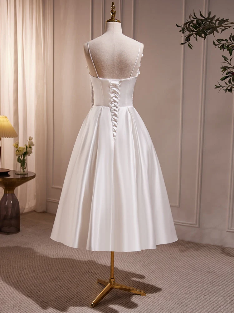 Robe de bal blanche longueur thé à bretelles spaghetti