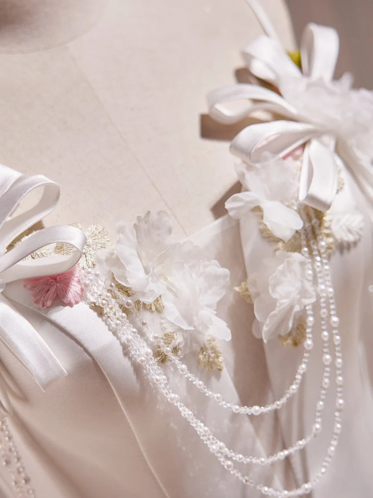 Robe de bal blanche longueur thé à bretelles spaghetti