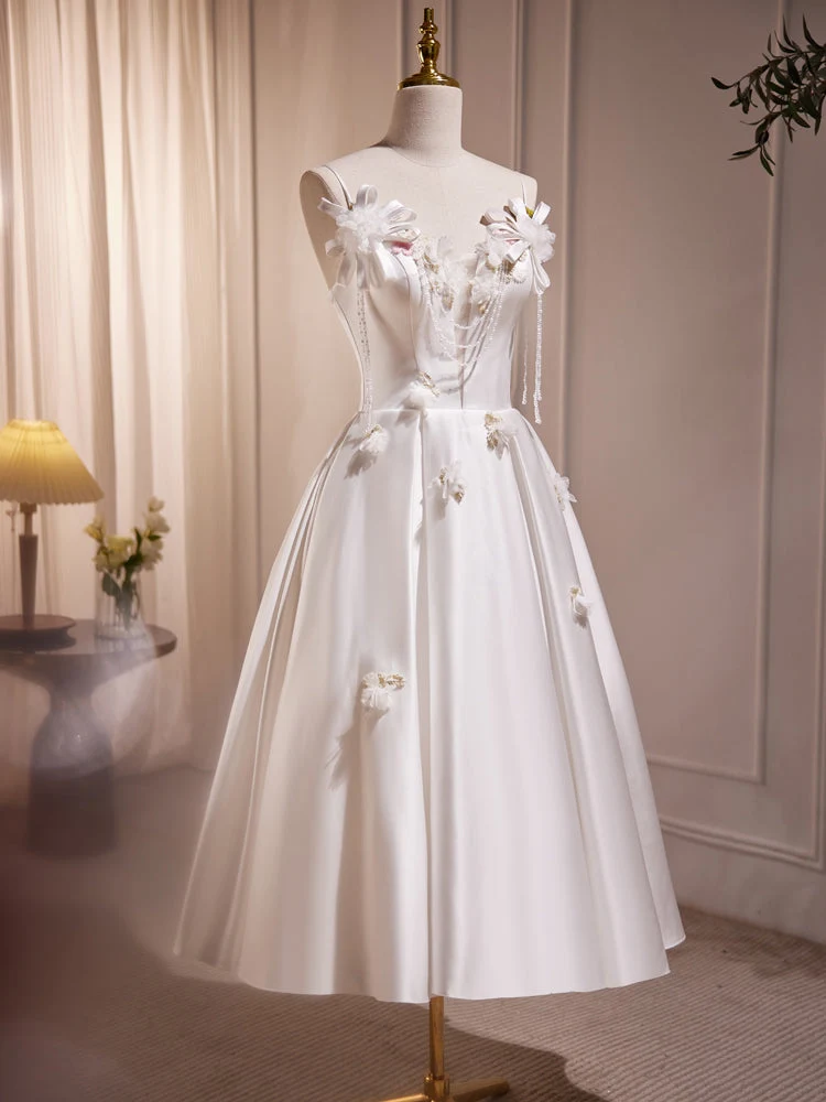 Robe de bal blanche longueur thé à bretelles spaghetti