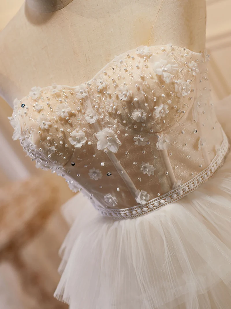 Jolie robe de soirée en tulle transparent sans bretelles blanche