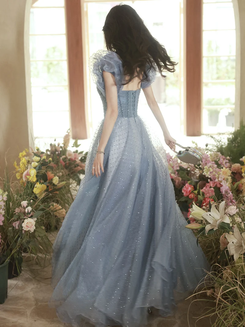 Robe de princesse trapèze grise à manches cape et paillettes, robe de bal formelle