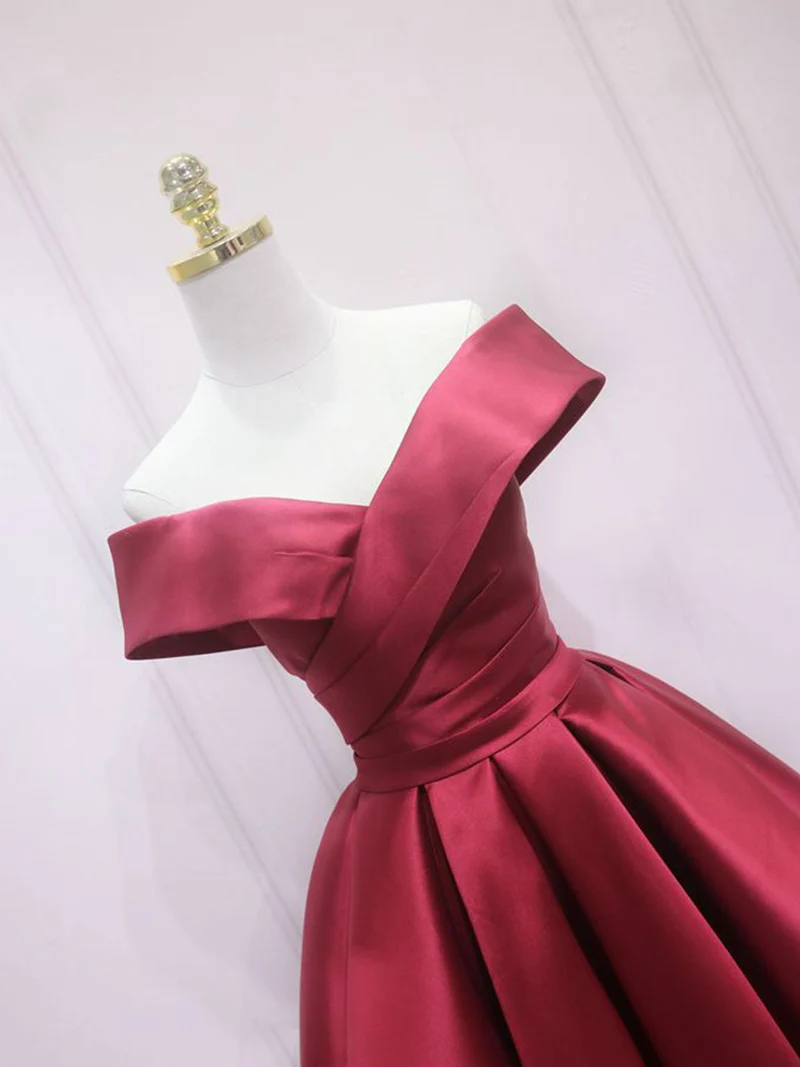 Robe de soirée courte bordeaux en satin simple, épaules dénudées, robe formelle