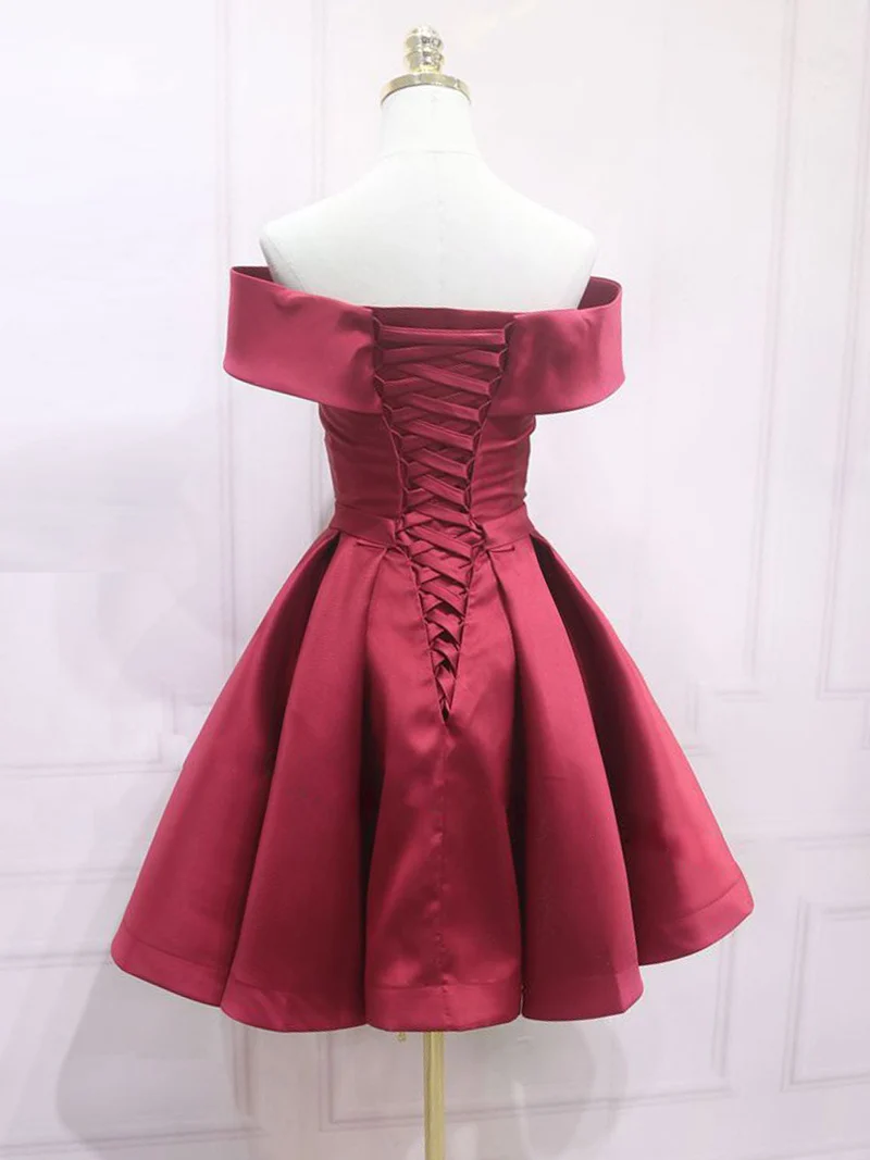 Robe de soirée courte bordeaux en satin simple, épaules dénudées, robe formelle