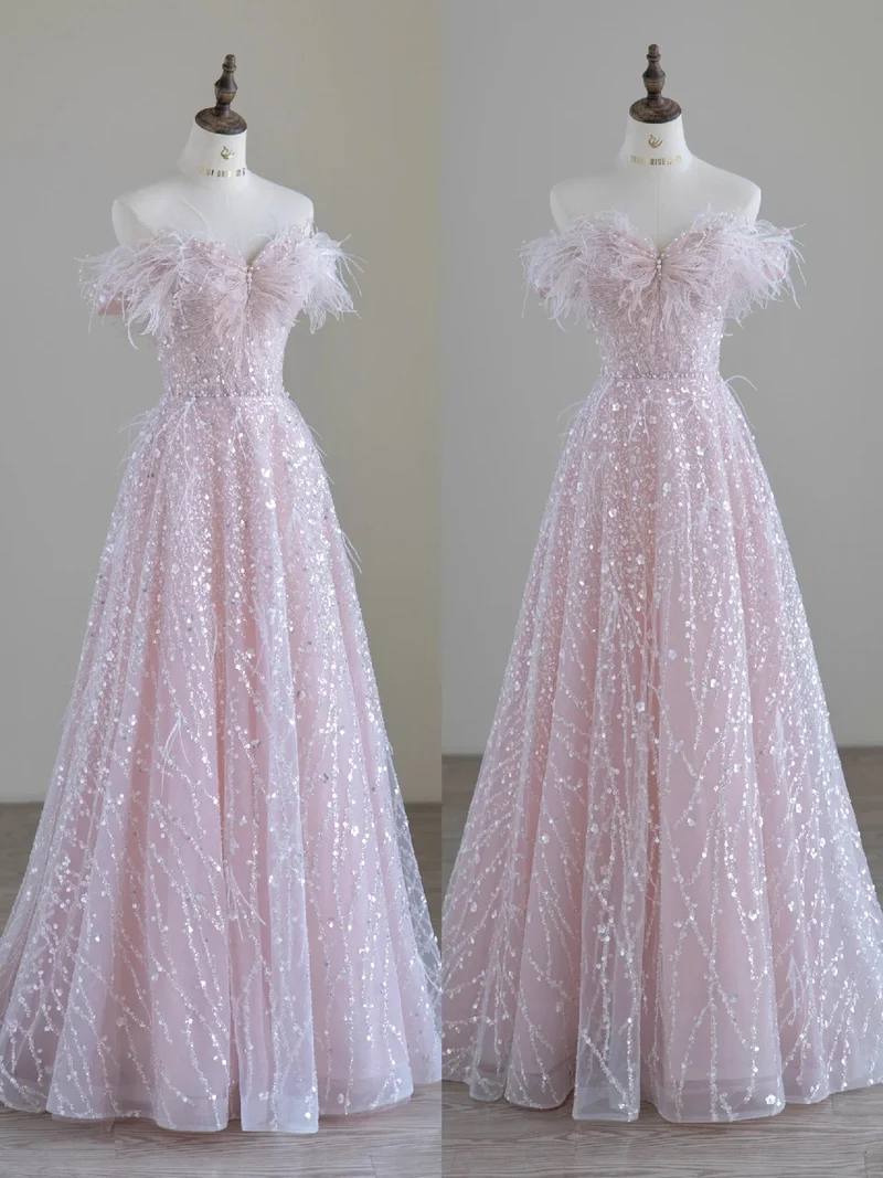 Robe de bal à paillettes roses et épaules dénudées