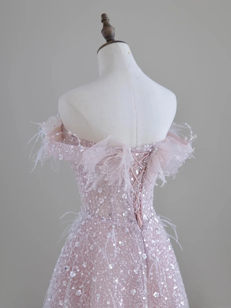 Robe de bal à paillettes roses et épaules dénudées