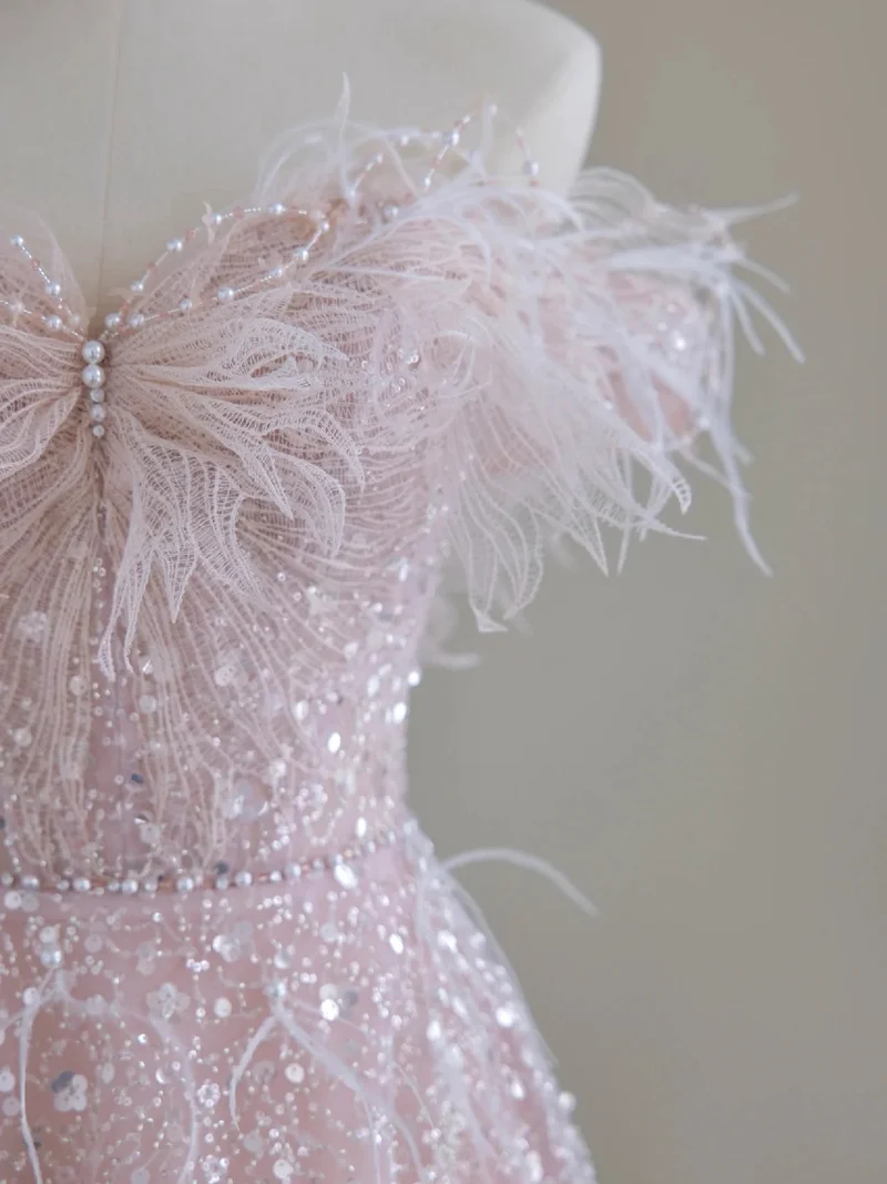 Robe de bal à paillettes roses et épaules dénudées
