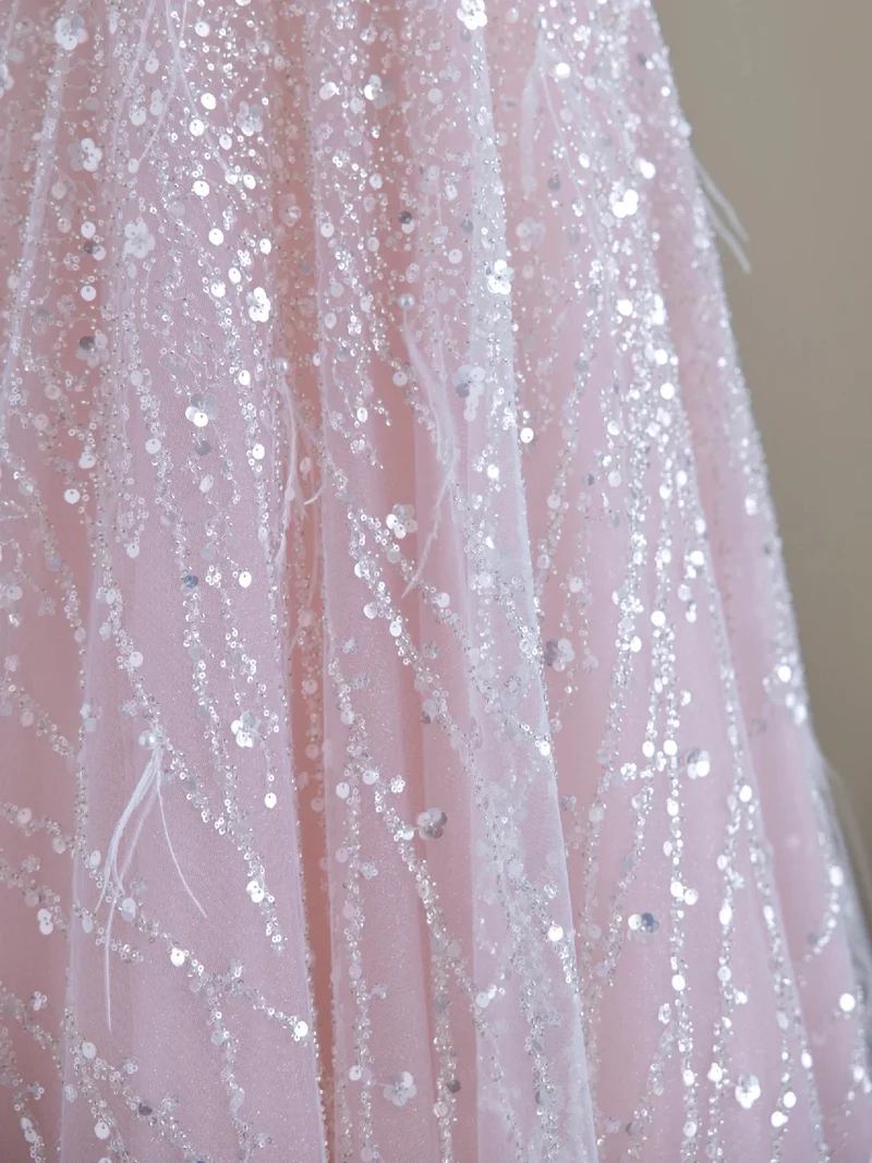 Robe de bal à paillettes roses et épaules dénudées