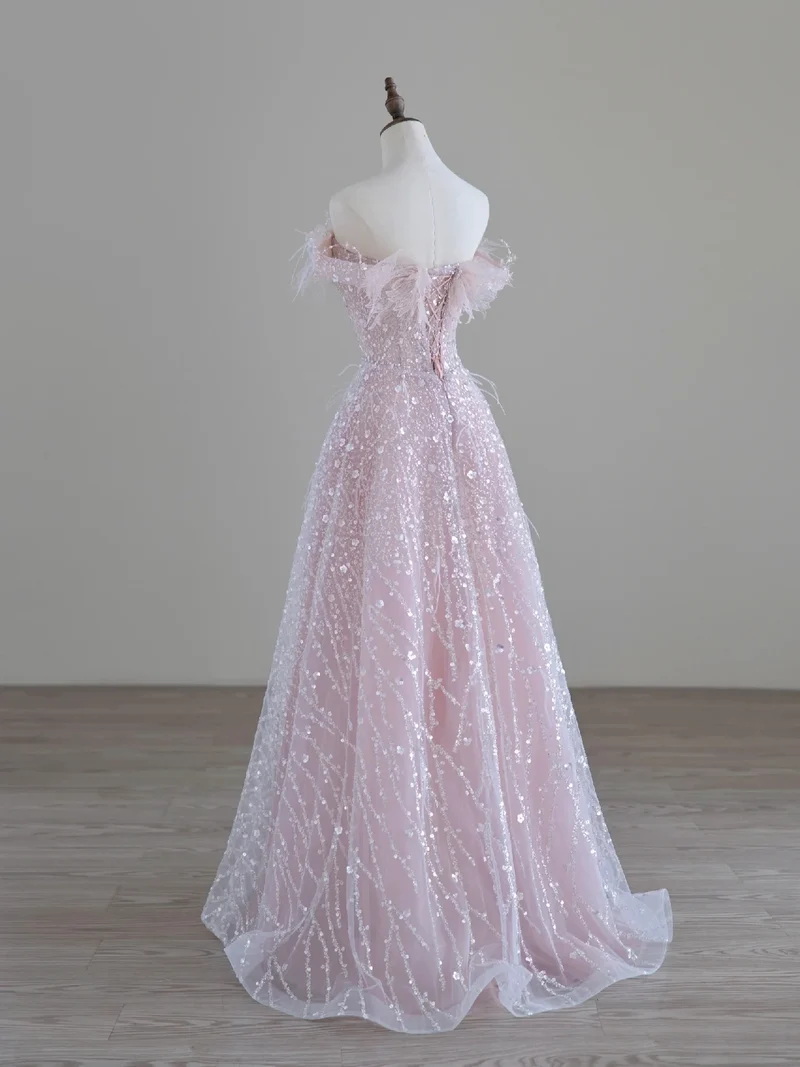 Robe de bal à paillettes roses et épaules dénudées