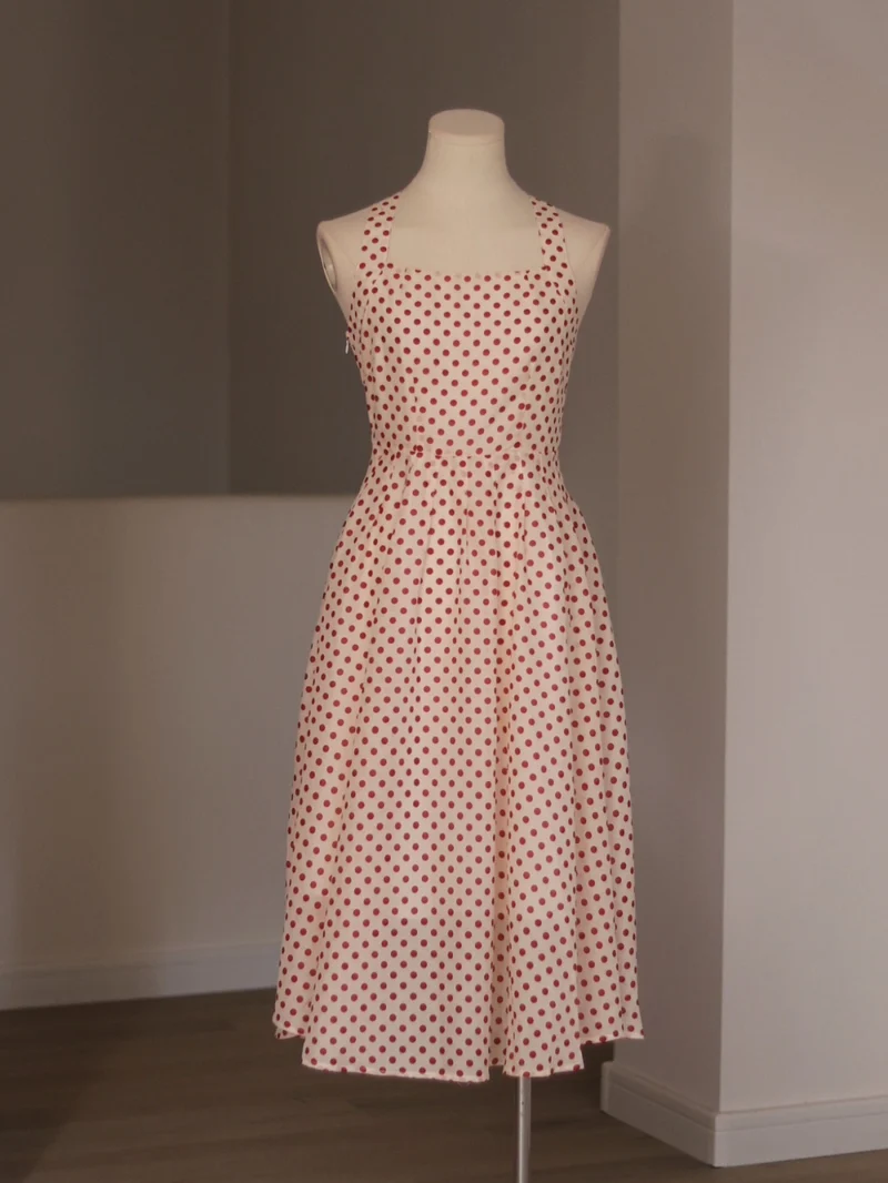 Robe rouge à pois style rétro des années 50