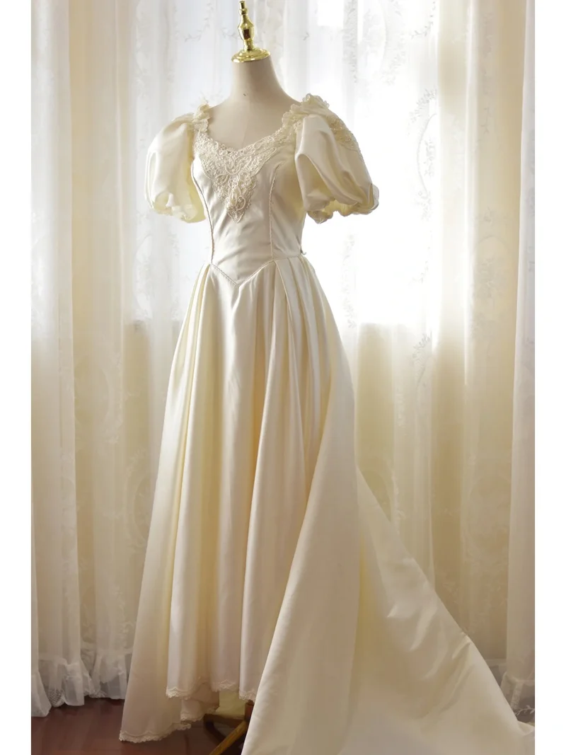 Robe de mariée vintage en satin des années 80 avec manches bouffantes flatteuses