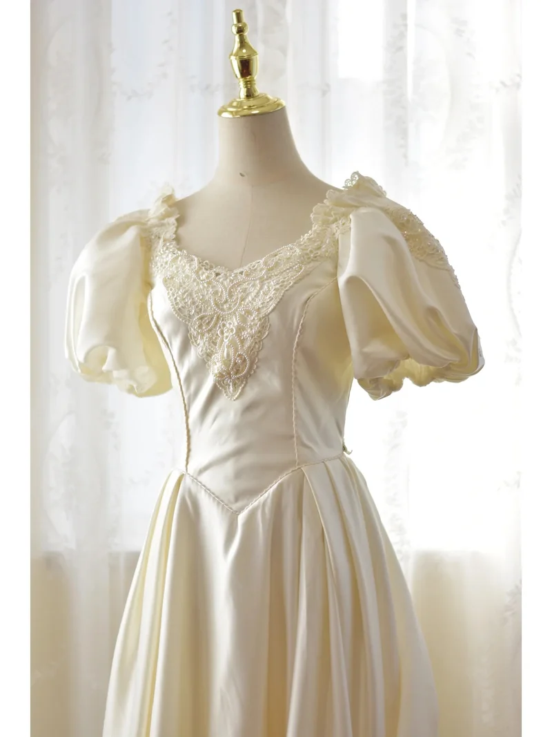 Robe de mariée vintage en satin des années 80 avec manches bouffantes flatteuses