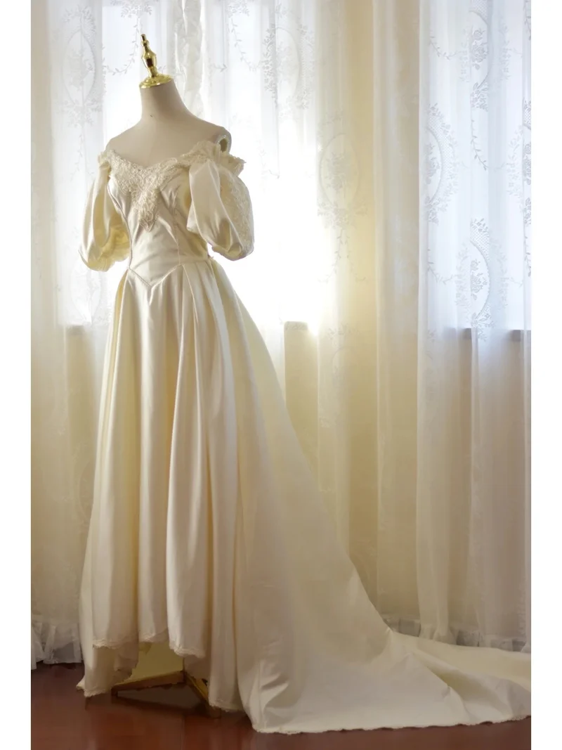 Robe de mariée vintage en satin des années 80 avec manches bouffantes flatteuses