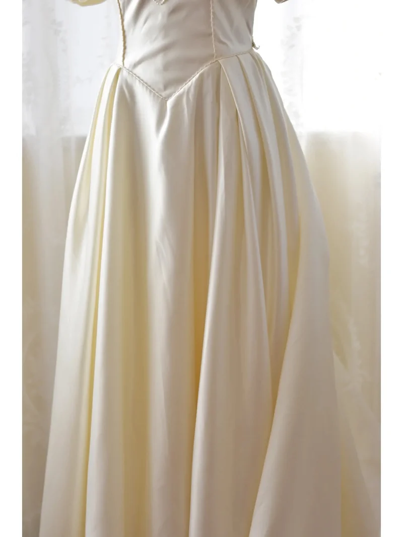 Robe de mariée vintage en satin des années 80 avec manches bouffantes flatteuses