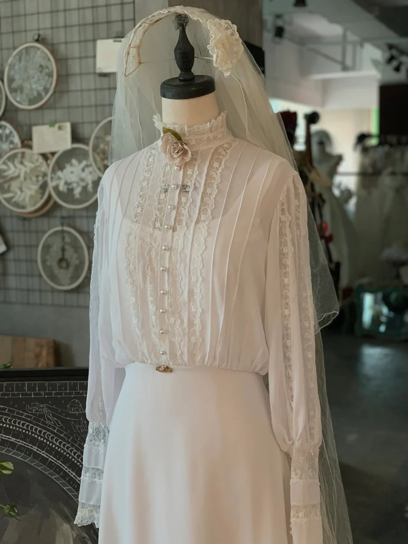 Robe de mariée vintage modeste en mousseline à manches longues