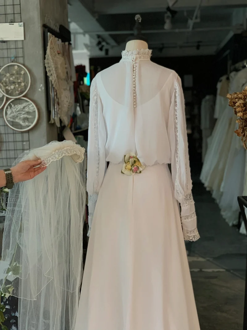 Robe de mariée vintage modeste en mousseline à manches longues