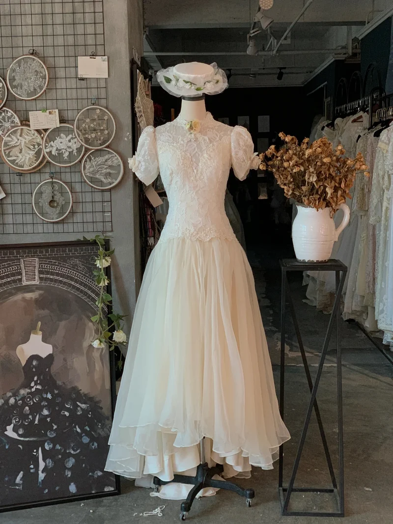 Robe de mariée vintage taille basse et col haut en dentelle