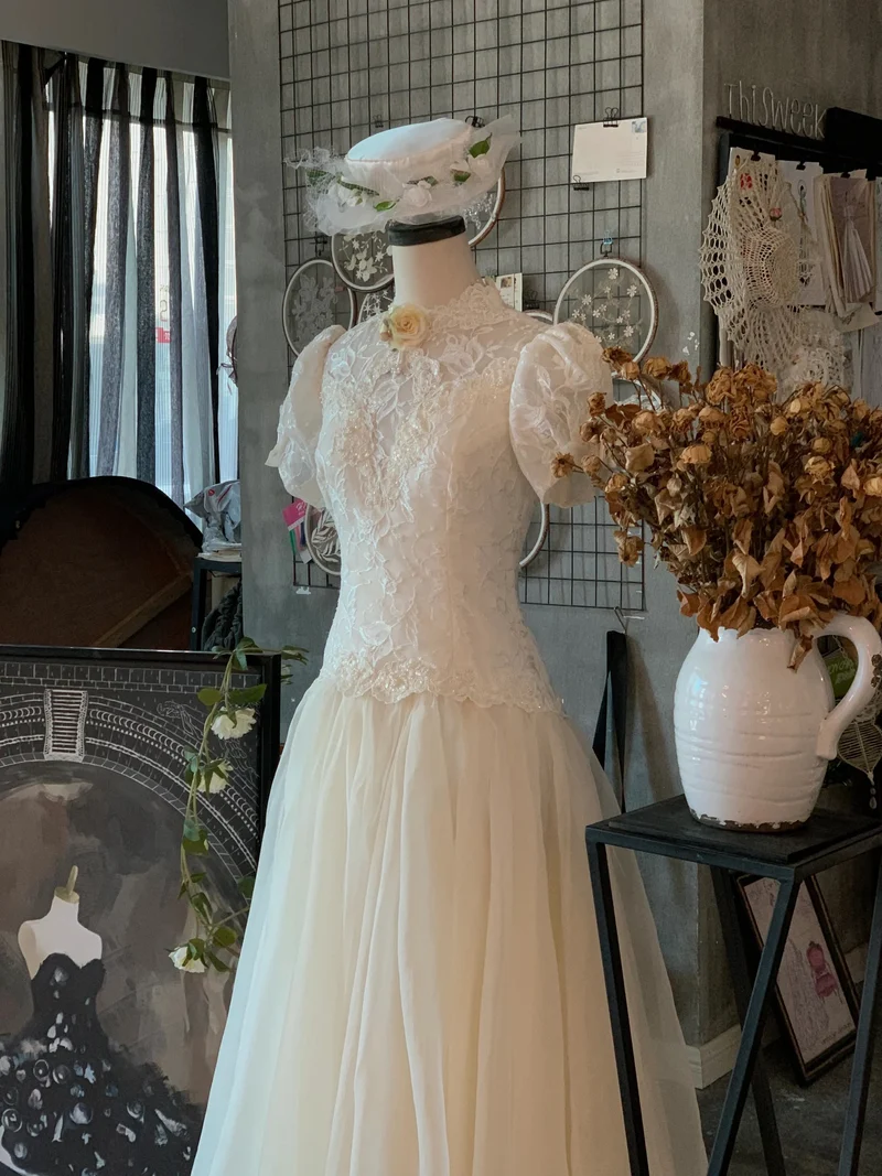 Robe de mariée vintage taille basse et col haut en dentelle