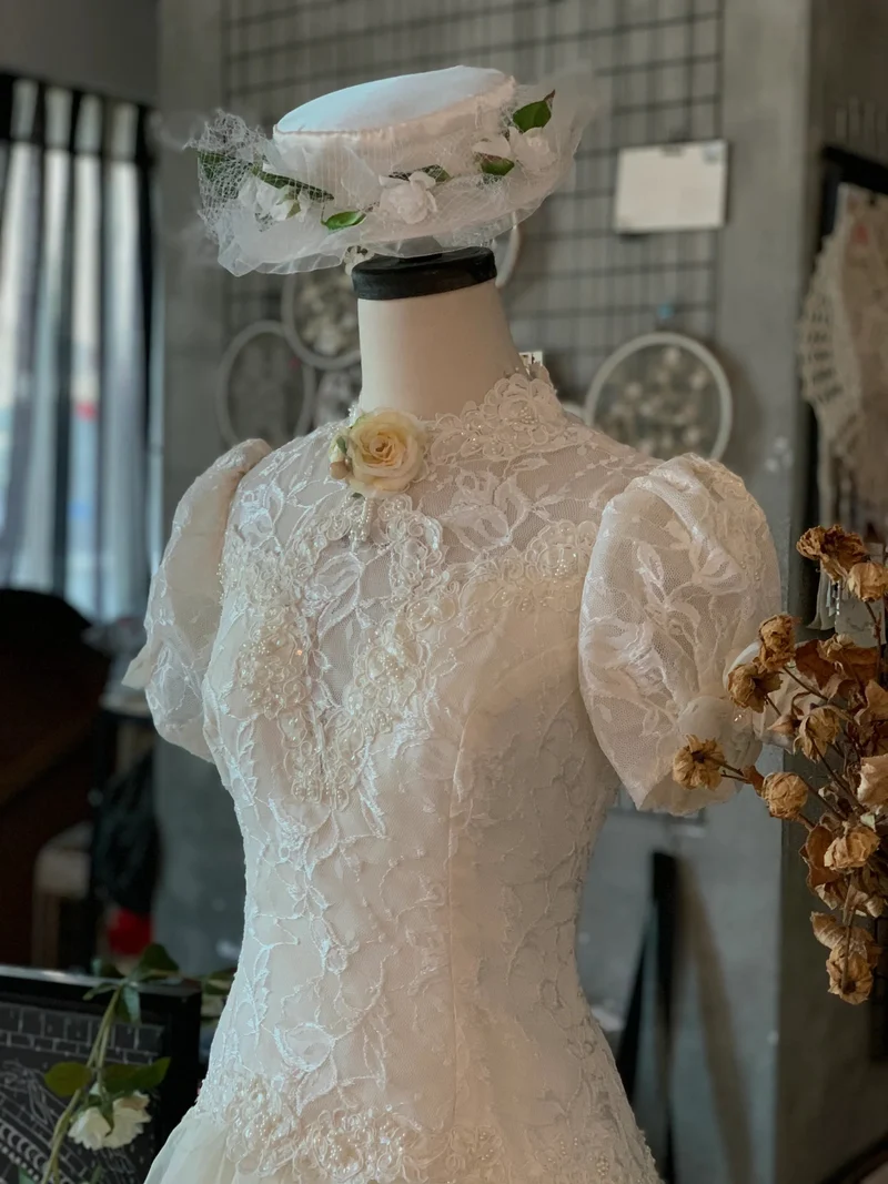 Robe de mariée vintage taille basse et col haut en dentelle
