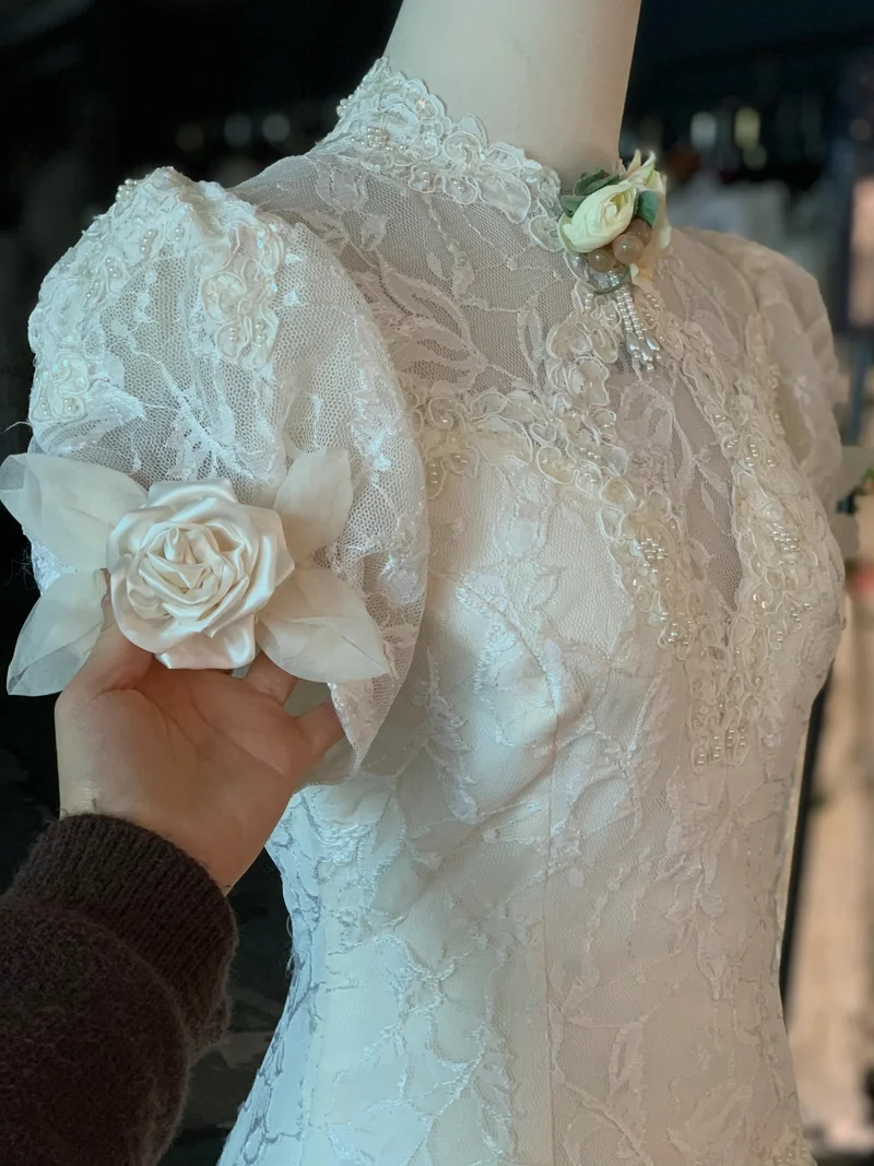 Robe de mariée vintage taille basse et col haut en dentelle
