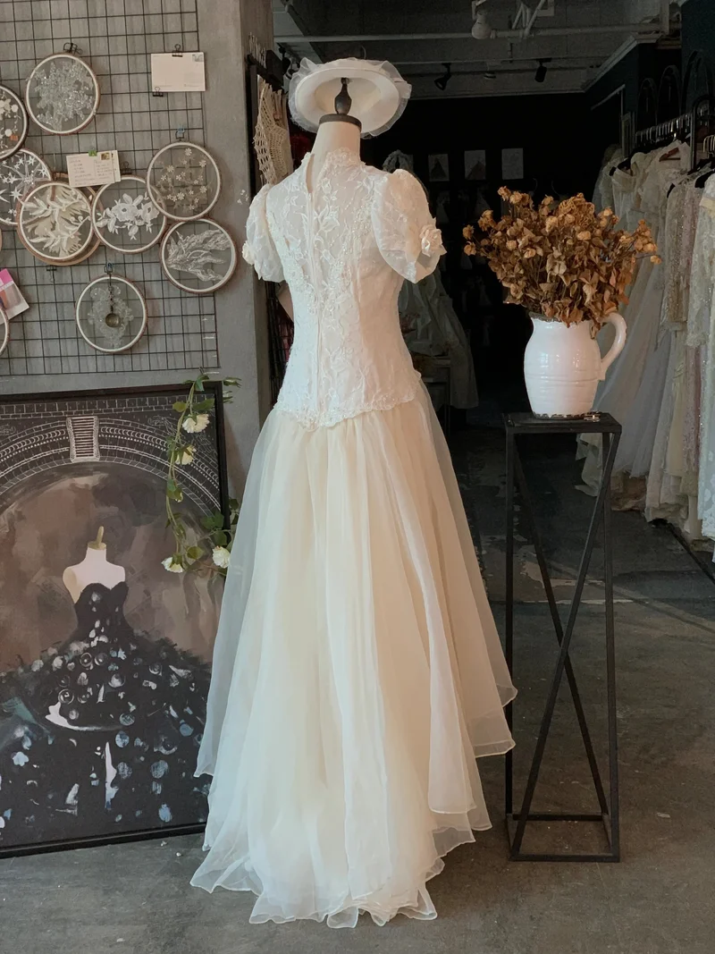 Robe de mariée vintage taille basse et col haut en dentelle
