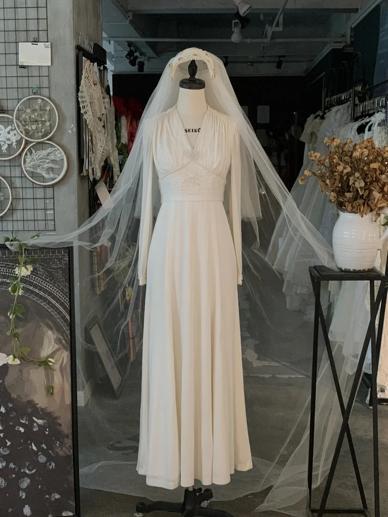 Robe de mariée vintage modeste à manches longues des années 70