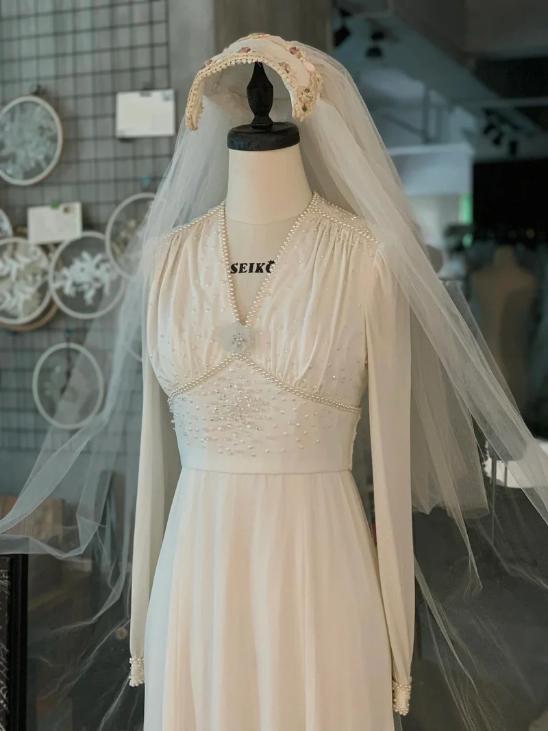 Robe de mariée vintage modeste à manches longues des années 70