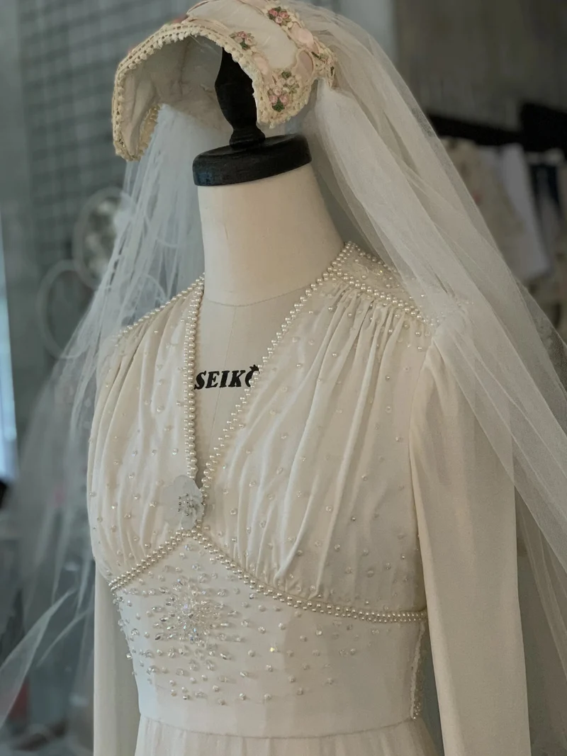 Robe de mariée vintage modeste à manches longues des années 70