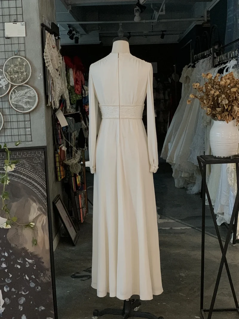 Robe de mariée vintage modeste à manches longues des années 70