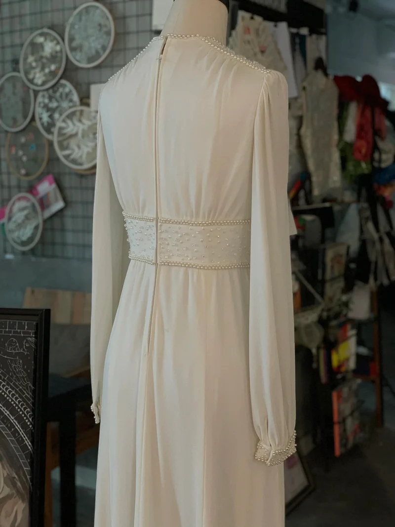 Robe de mariée vintage modeste à manches longues des années 70
