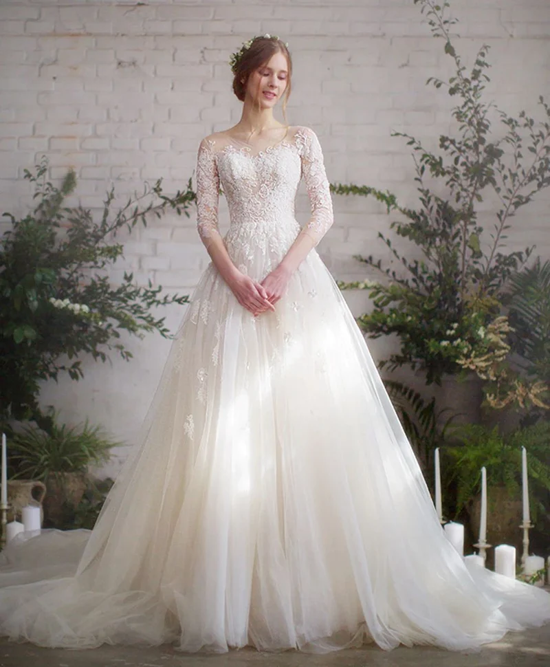 Robe de mariée romantique en tulle et dentelle à manches longues