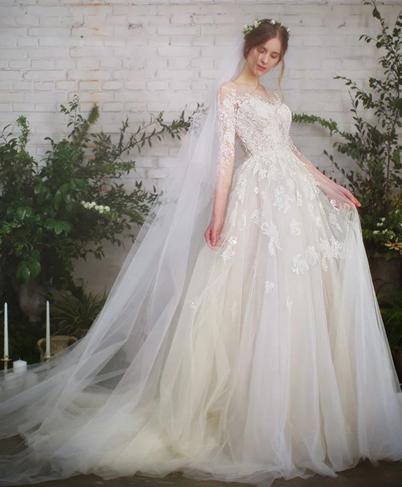Robe de mariée romantique en tulle et dentelle à manches longues