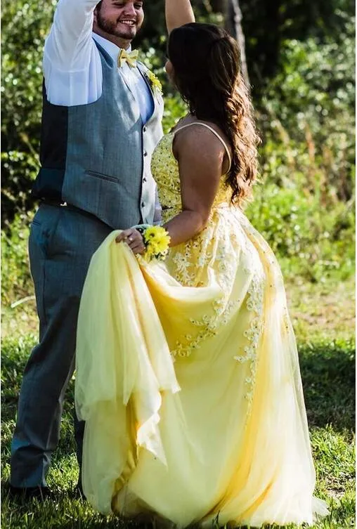 Robe de bal longue en deux pièces en dentelle jaune à bretelles spaghetti et col en V