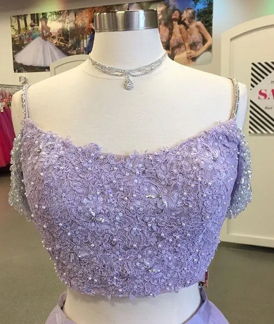 Robe de bal longue en deux pièces avec haut en dentelle et épaules dénudées lilas