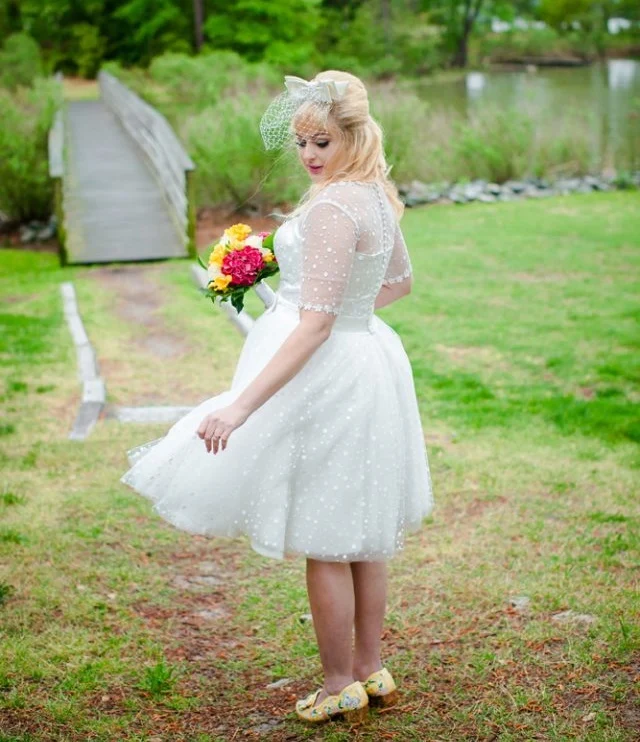 Robe de mariée courte Pinup Swiss Dot avec manches 3/4
