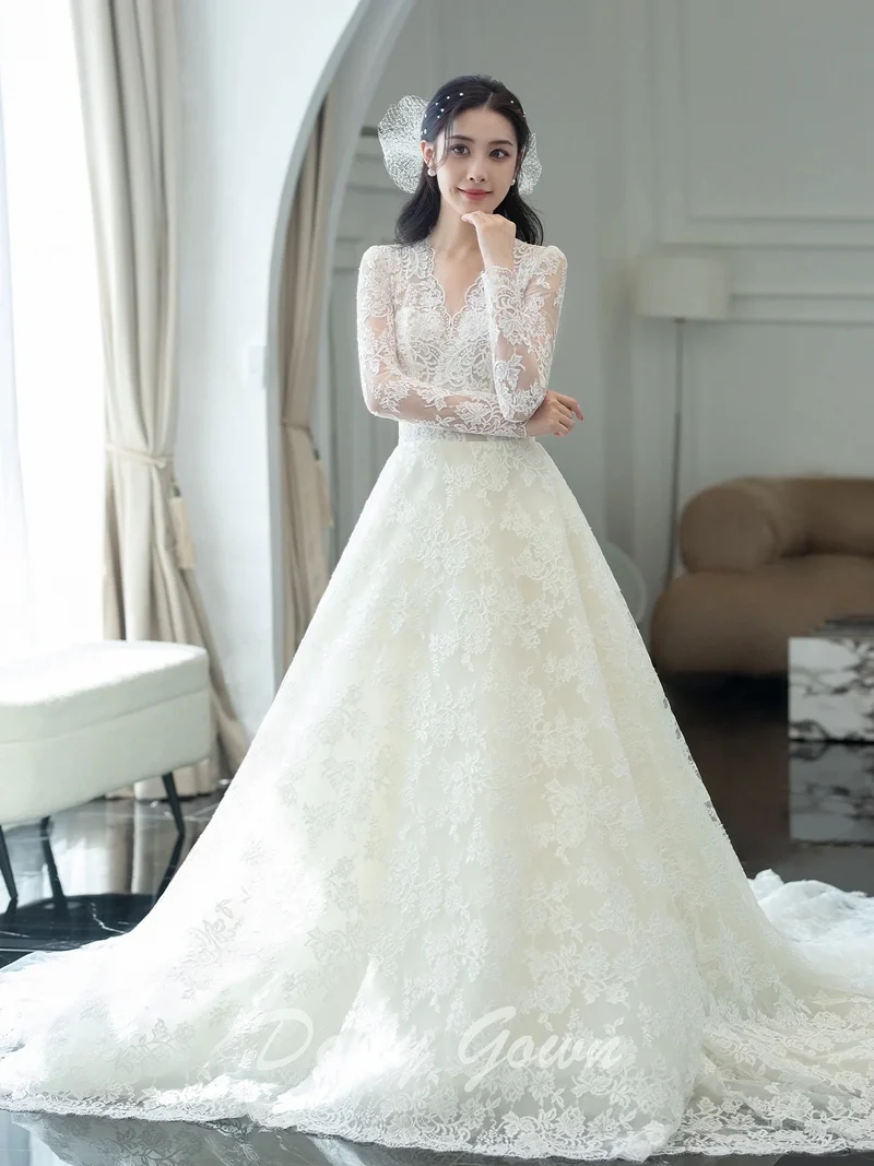 Robe de mariée trapèze en dentelle modeste à manches longues et col en V
