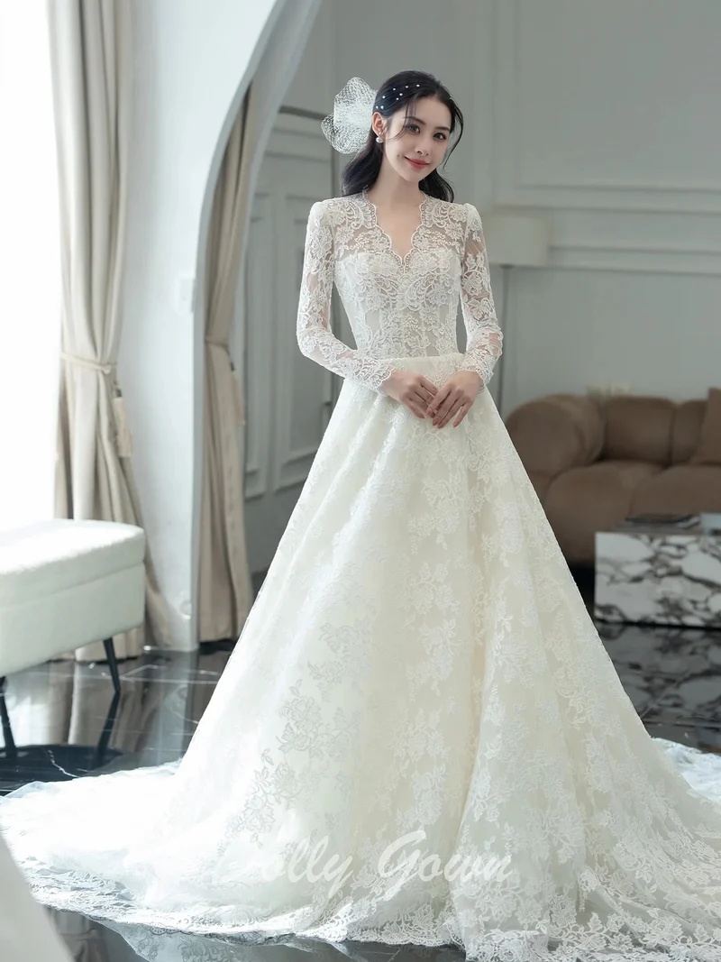 Robe de mariée trapèze en dentelle modeste à manches longues et col en V