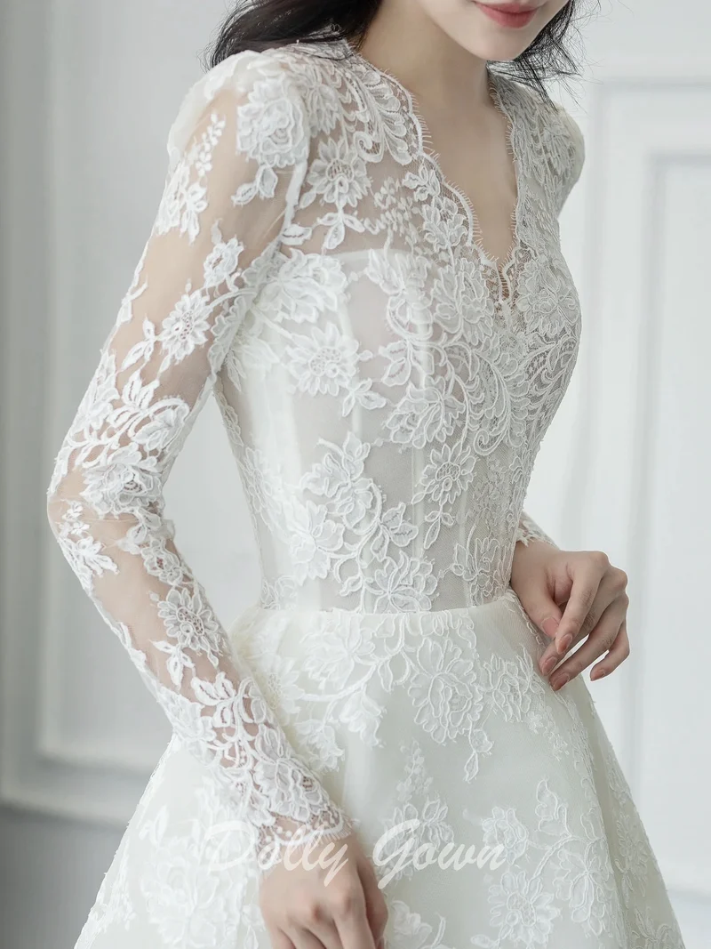 Robe de mariée trapèze en dentelle modeste à manches longues et col en V